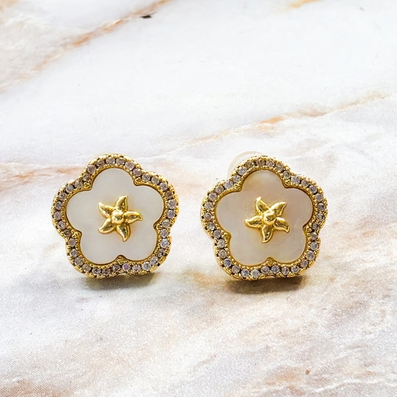 18k Gold Floral Jewelry Set White Enamel Flower Necklace & Earrings - Picture 5 of 7